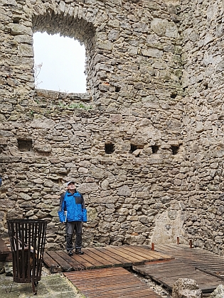 Na Vítkově kameni na jaře 2024 při dalším výjezdu "šumavské U3V", kterou měl autor snímků tu čest s ním řadu let připravovat - právě byla vybourána dřevěná rozhledna, vestavěná do věže hradu, u jejíhož budování kdysi byl