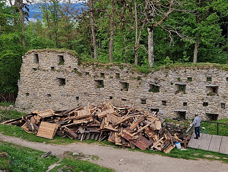 Na Vítkově kameni na jaře 2024 při dalším výjezdu "šumavské U3V", kterou měl autor snímků tu čest s ním řadu let připravovat - právě byla vybourána dřevěná rozhledna, vestavěná do věže hradu, u jejíhož budování kdysi byl