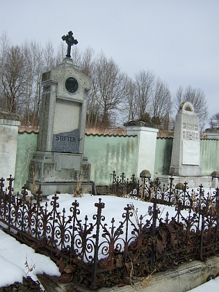 Dva snímky hrobu rodiny Stifterovy v Benešově nad Černou,
hned vedle jsou pochováni i rodiče MUDr. Waltera Dicka
