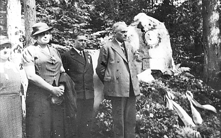 Dva snímky z července roku 1936, kdy byl odhalen Stifterův památník v Německém Benešově, zachycují ho ve společnosti Dr. Gustava Jungbauera a zřejmě i Jungbauerovy ženy Else, roz. Rosenkranzové