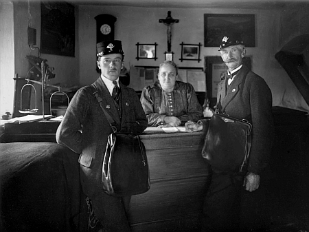 Osazenstvo poštovního úřadu v nedalekém Křišťanově roku 1921