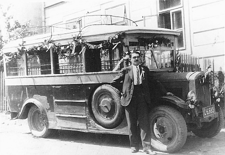 Autobusovou dopravu mezi Ktiší a Českým Krumlovem zajišťoval Václav Mikeš z Brloha - na horním snímku z roku 1929 je se svým autobusem určitě, na tom dolním, podle popisky od Seidelů ze stejného roku z Brloha, pravděpodobně vpravo také, ale s autobusem jiným