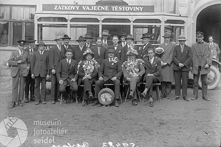 Autobusovou dopravu mezi Ktiší a Českým Krumlovem zajišťoval Václav Mikeš z Brloha - na horním snímku z roku 1929 je se svým autobusem určitě, na tom dolním, podle popisky od Seidelů ze stejného roku z Brloha, pravděpodobně vpravo také, ale s autobusem jiným