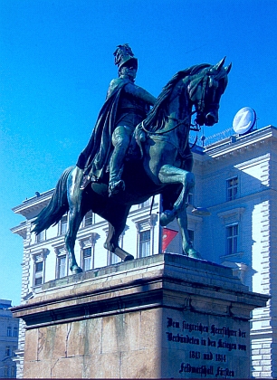 Jezdecká socha maršála Karla I. Filipa Schwarzenberga ve Vídni, postavená vděčnými Habsburky až v roce 1867 - jezdec hledí směrem k blízkému hotelu Palais Schwarzenberg