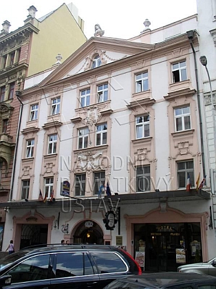 Pražský měšťanský dům U Bílého lva (U Města Vídně) v Hybernské ulici, přestavěný v roce 1925 na hotel Meteor