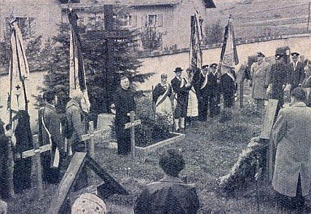 Hovoří u památníku 35 německých Šumavanů, zabitých v roce 1945 blízko hory Čerchov, ve Furth im Wald roku 1957, kdy toto město převzalo patronát nad vyhnanci z někdejšího okresu Horšovský Týn