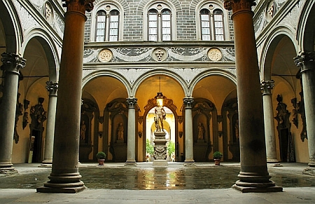 Možnou inspirací vídeňského architekta Heinricha Rieda byl renesanční palác Medici-Riccardi
ve Florencii podle plánů Filippa Brunelleschiho