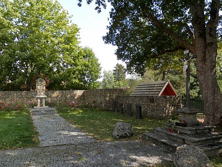 Pietně upravený prostor někdejšího kostela a hřbitova