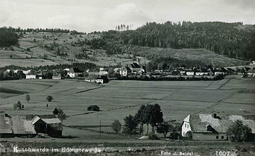 Dvě pohlednice fotografů J. Seidela a J. Wolfa zachycují i později vyhořelou část rodné obce s dřevěnými chalupami ve štítě shodnými svou typickou zkosenou půlvalbou střechy