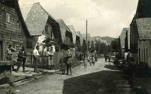 Dvě pohlednice fotografů J. Seidela a J. Wolfa zachycují i později vyhořelou část rodné obce s dřevěnými chalupami ve štítě shodnými svou typickou zkosenou půlvalbou střechy