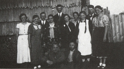 Dcera Gerta na dvou snímcích z poloviny třicátých let (1933-1935): mezi členy Svazu venkovské mládeže (Bund der Landjugend) prvá zleva a na kurzu vaření ve Zbytinách (Oberhaid) šestá zprava