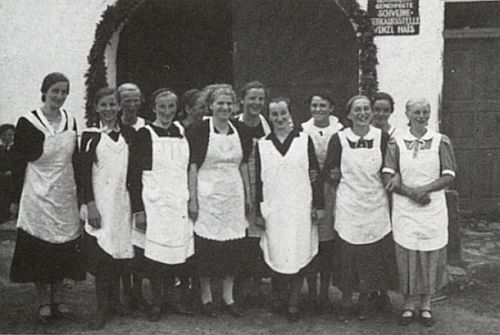 Dcera Gerta na dvou snímcích z poloviny třicátých let (1933-1935): mezi členy Svazu venkovské mládeže (Bund der Landjugend) prvá zleva a na kurzu vaření ve Zbytinách (Oberhaid) šestá zprava