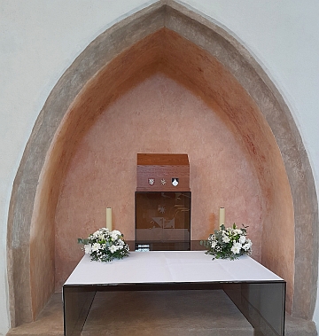 V roce 2023 byly do výklenku v jižní stěně kostela Obětování Panny Marie v Českých Budějovicích pietně uloženy prvního převora dominikánského kláštera Jindřicha Libraria (†1281)
