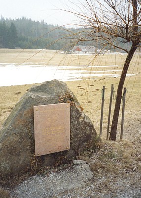 ... a při silnici stojí kámen s pamětní deskou Gottfrieda von Einem