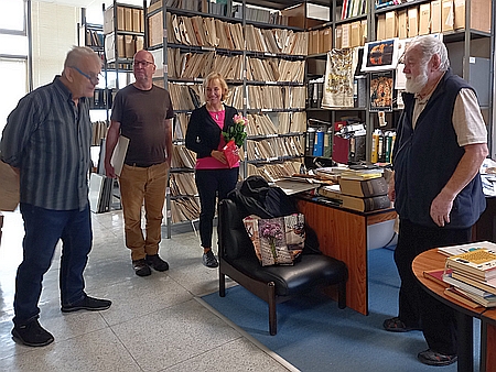 Gratulace a čtení oslavné básně - zleva Helmut Wagner, Ivo Kareš, Zdena Mrázková a oslavenec Jan Mareš