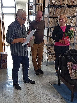 Gratulace a čtení oslavné básně - zleva Helmut Wagner, Ivo Kareš, Zdena Mrázková a oslavenec Jan Mareš