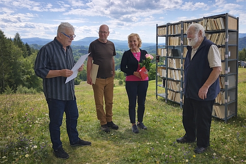 Scéna přenesená v podání Künstliche Intelligenz na šumavskou louku