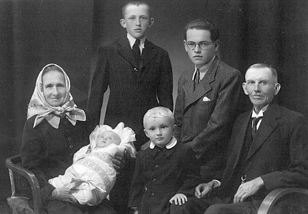 Na vzácném rodinném snímku od firmy Pelnář v tehdy ještě "protentokrátní" Soběslavi má malý Jeník Marešů ruku na koleni svého dědy Jana Komárka, blaťáckého družby, bydlištěm ve vsi Vlastiboř na blízkých Soběslavských Blatech