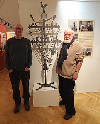 Jan Mareš a Ivo Kareš u kohoutího kříže na výstavě "Seidel. Fotografické dílo v minulosti a dnes" v Regionálním muzeu Český Krumlov roku 2026