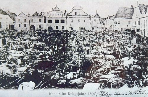 Nejstarší pohlednice Kaplice zachycuje nejen zdejší dobytčí trhy ve "válečném" roce 1866, ale také náměstí s dosud tehdy ještě zachovanými štíty renesančních a barokních domů