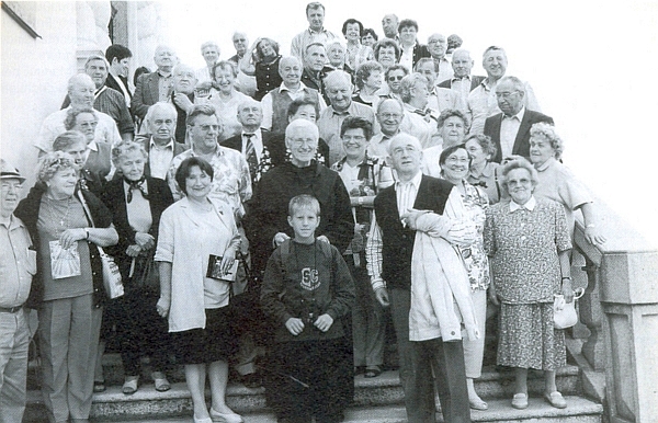 Takto v roce 1999 přivedl malšínské krajany do Dobré Vody u Nových Hradů, kde se s nimi a s ním dal vyfotografovat páter Bonfilius Wagner