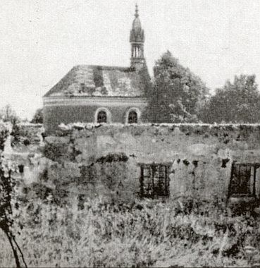 Ruiny domů v Mýtinách a zpustlá kaple na snímku z roku 1965