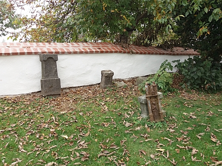 Poničené náhrobky na ktišském hřbitově