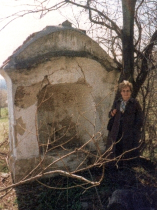 Kaplička "Balder Marter" ve Ktiši na snímcích z roku 1991 a po obnově v roce 1997