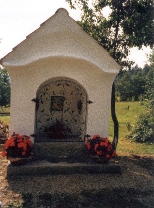 Kaplička "Balder Marter" ve Ktiši na snímcích z roku 1991 a po obnově v roce 1997