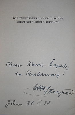 Věnování této knihy o Masarykovi jako "vůdci do nové Evropy" Karlu Čapkovi, podepsané autorem, jímž byl někdejší Hitlerův spolustraník a později vášnivý odpůrce Otto Strasser (1897-1974) s datem 28. října 1938 a tištěným určením knihy "českému lidu v jeho nejtěžší hodině"