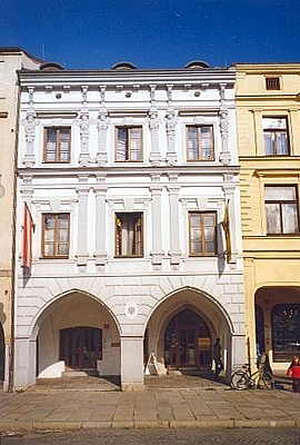Rodný dům na českobudějovickém náměstí je sídlem rakouského konzulátu a Raiffeisenbank
- i ve dvoře se zachovaly gotické prvky