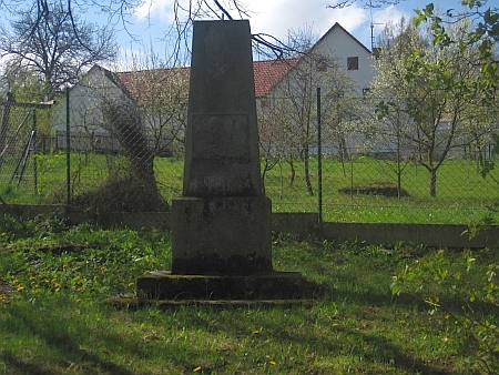 Pomník padlým před statkem čp. 21