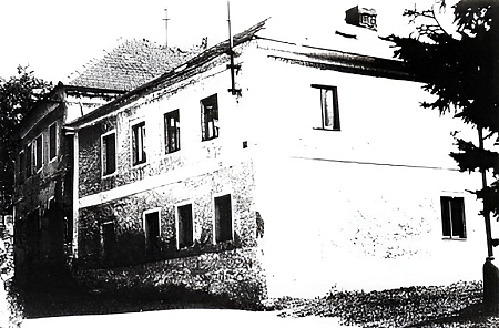 Dům čp. 88 stával přes ulici východně od hornoplánského kostela, byl zbořen roku 1986