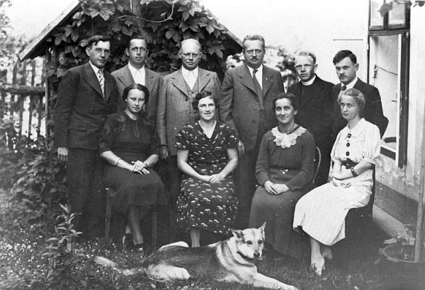 Učitelský sbor školy ve Zvonkové roku 1938, dle popisky z krajanského webu tu stojí čtvrtý zleva: "Ponert, Marx, Pascher, Janda, Pfr. Metzner, Engel, Frl. Herbinger, Fr. Pascher, Frl. Rienmüller u. Wimberger"