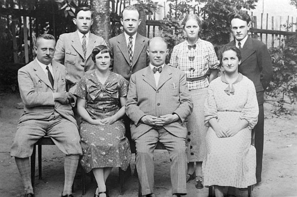 Díky popisce u fotografie níže ho na tomto snímku učitelského sboru ve Zvonkové z roku 1935 poznáváme zcela vlevo