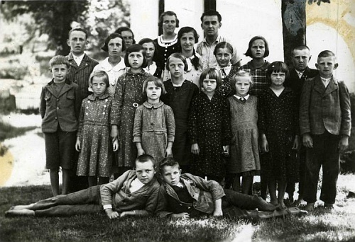 Nakolické školní děti, většinou bosé, se svým panem učitelem Josefem Schnauderem, narozeným roku 1908 ve Vyšším Brodě, absolventem českobudějovického německého učitelského ústavu v roce 1927