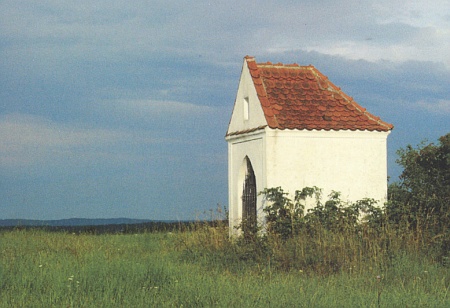Kaple nad Nakolicemi s nově pořízenou kovářskou mříží