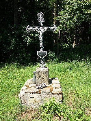 Poblíž kříže je stále možné nalézt kameny ze zničené hrobky
