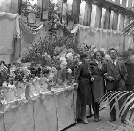 Snímek ze Seidelova fotoateliéru ze 5. září 1930 je popsán "Jany Johann Gartner, B. Krumau", identifikovat snad můžeme dceru Marii uprostřed)