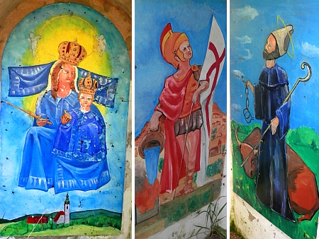 Výklenková kaplička Panny Marie Kájovské za Červeným mlýnem u Červeného Dvora - hýřily kdysi kapličky podobnými barvami?