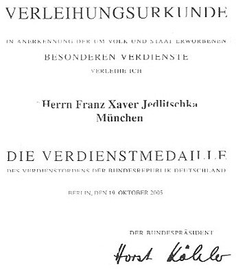 Listina s podpisem spolkového prezidenta Köhlera z roku 2005 k udělení medaile za zásluhy o Spolkovou republiku Německo
