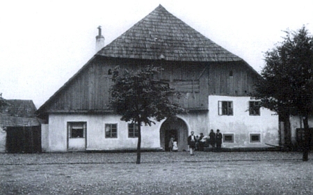 Neopakovatelný kolorit Kašperských Hor, zde zachycený dvěma snímky domů v tamní Dlouhé ulici, vesměs zbořených po roce 1945, zachytila ve svém textu