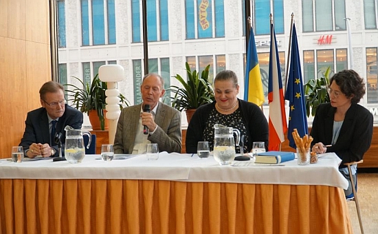 Za jedním stolem sedí úplně vlevo s Peterem Becherem, Zuzanou Schreiberovou a Zuzanou Jürgensovou při "pódiové debatě" na téma "Byl  Kafka sudetský Němec?" na půdě českého velvyslanectví v Berlíně roku 2023