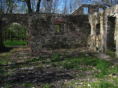 Návesní kaplička a ruiny jednoho z konratických statků (viz i Wenzel Jaksch)