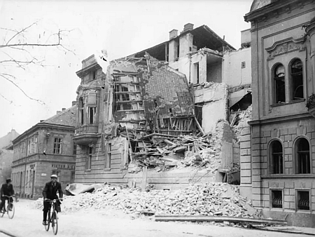 Sídlo gestapa na Lannově třídě po bombardování v březnu 1945
