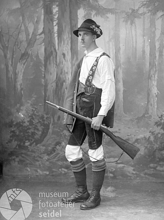 Jako mladý myslivec na snímku ze Seidelova ateliéru z října 1921...