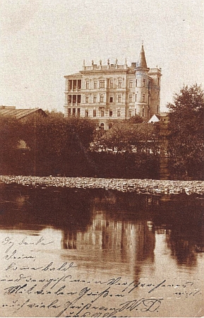 Spirova vila v Českém Krumlově na snímku z roku 1900, dole teče Vltava