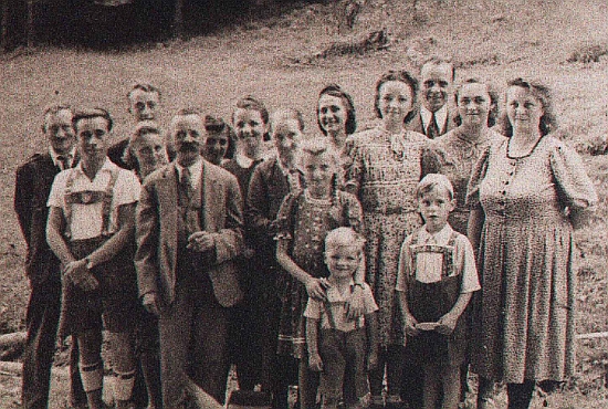 Široká rodina Schießerova v Rožmberku nad Vltavou roku 1945