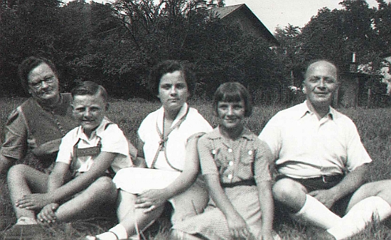 Marie, Josef a děti (Sieglinde uprostřed) v roce 1954, těsně před odchodem do USA