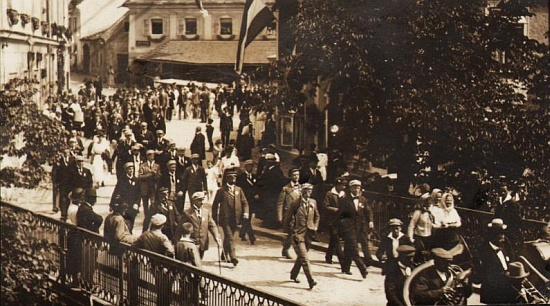 Této oslavy půlstoletého jubilea německého gymnázia v Českém Krumlově, údajně tu zachycené, se už nedožil - podivným detailem snímku je rakouská vlajka na domě za mostem